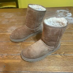 UGG Boots Womens 7 Classic Short Shearling Style Brown Suede Sheepskin Fur 5825